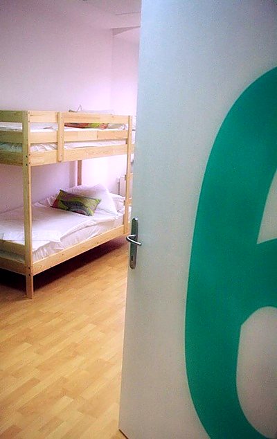 Veliki zeleni broj šest naslikan na zidu dorma