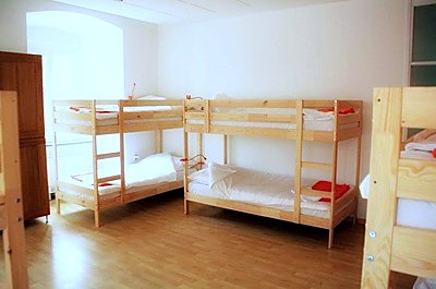 Dva kreveta na kat i drveni ormar u dormu