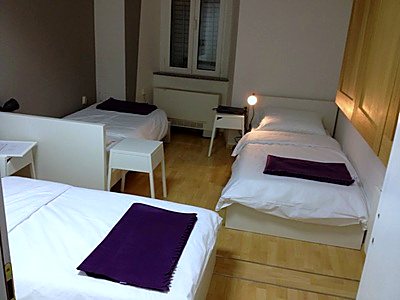 Dva odvojena kreveta, noćni ormarići i radni stol