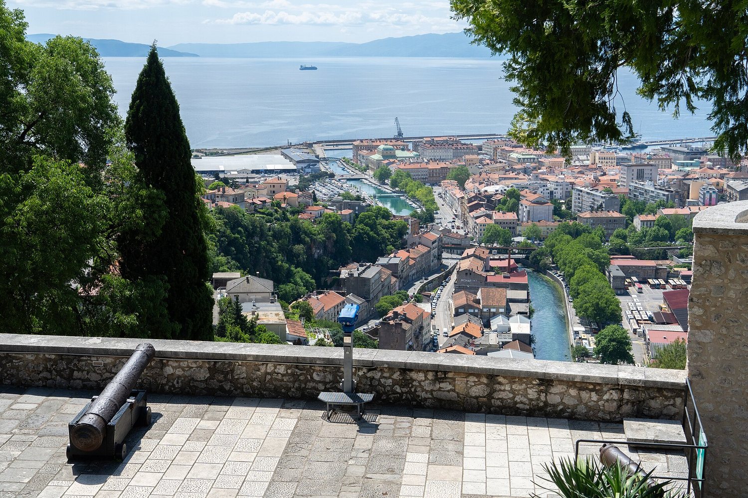 Pogled s Trsatske gradine na Rijeku i more